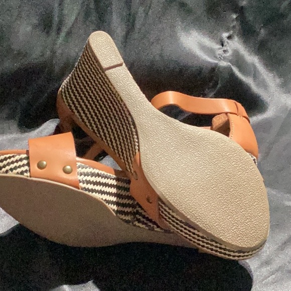 Women’s Report brand sandals size 7.5 tan with black and beige braided wedge - Picture 4 of 4